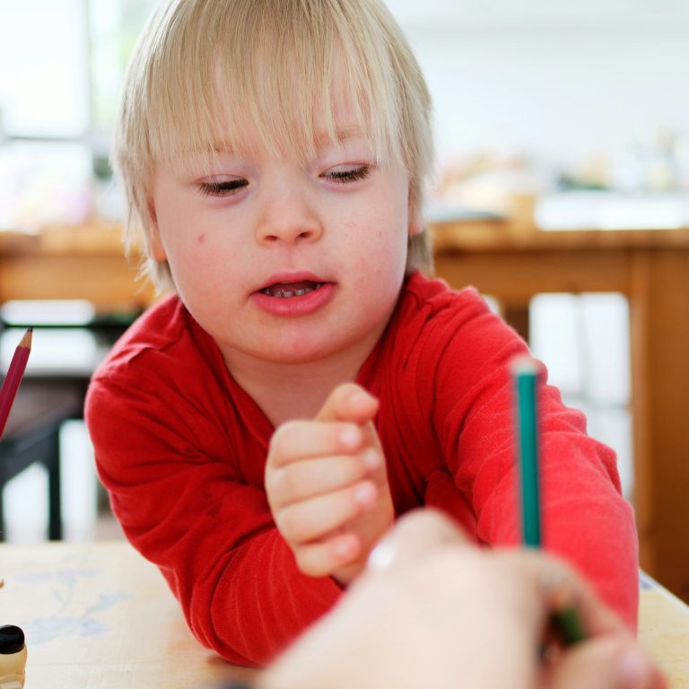 Kind bei einer heilpädagogischen Förderung am Tisch